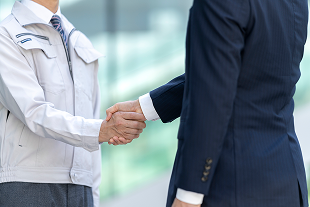 商談で握手をする人物